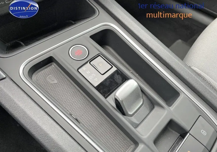 Gros plan sur la console centrale de la SEAT LEON blanche 2024, montrant la commande de boîte automatique et le bouton start/stop.