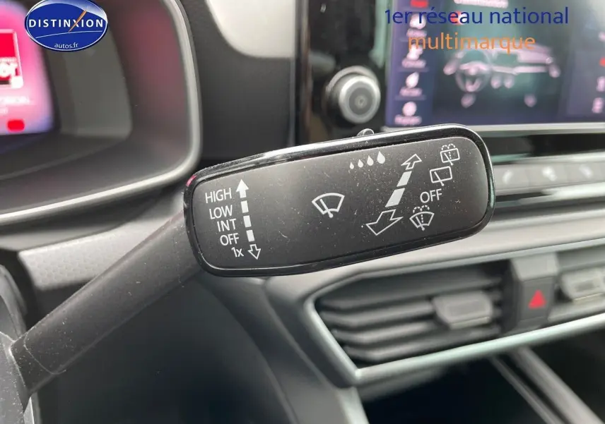 Gros plan sur la manette d'essuie-glace du tableau de bord d'une SEAT LEON IV blanche de 2024.