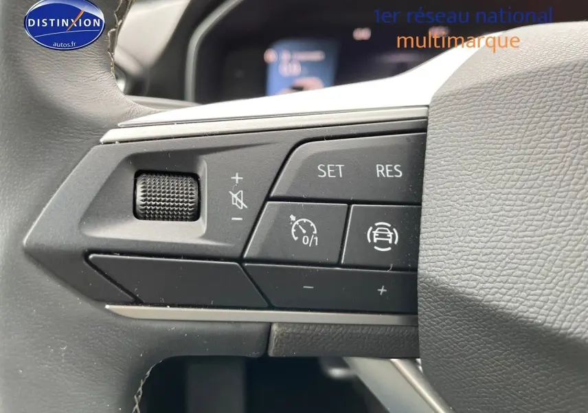 Gros plan sur les commandes de régulateur de vitesse au volant d'une SEAT LEON blanche 2024, version spéciale.