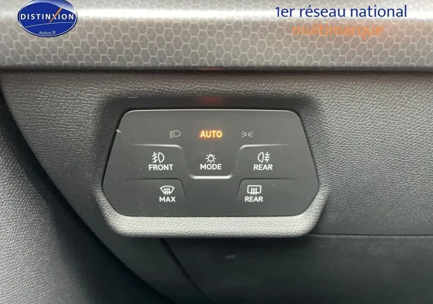 Panneau de commande des feux et dégivrage avec mode automatique allumé dans une SEAT LEON blanche 2024.