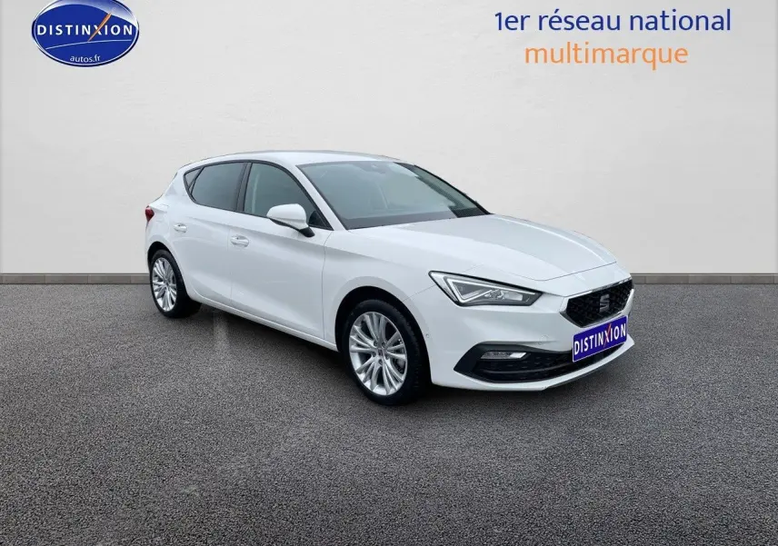 SEAT Leon IV blanche vue en 3/4 avant droit, mettant en valeur ses lignes modernes et ses jantes alliage.