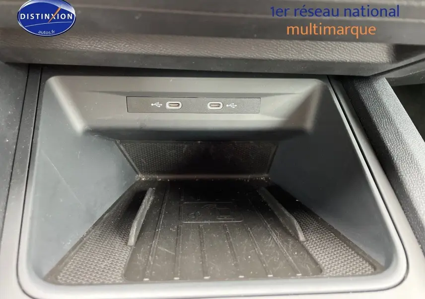 Vue rapprochée de la console centrale noire du SEAT LEON IV blanche, montrant deux ports USB-C intégrés.