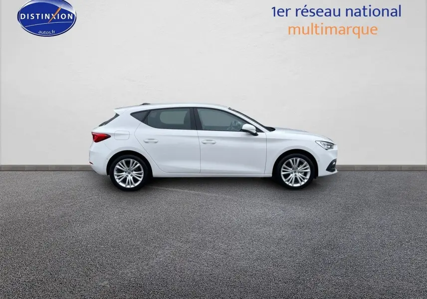Profil droit d'une SEAT LEON IV blanche 5 portes, avec jantes alliage et lignes épurées sur fond neutre.