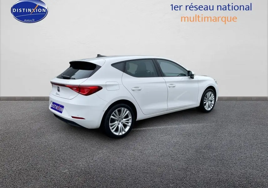 SEAT Leon IV blanche vue de profil côté droit, mettant en valeur ses lignes épurées et ses jantes alliage.