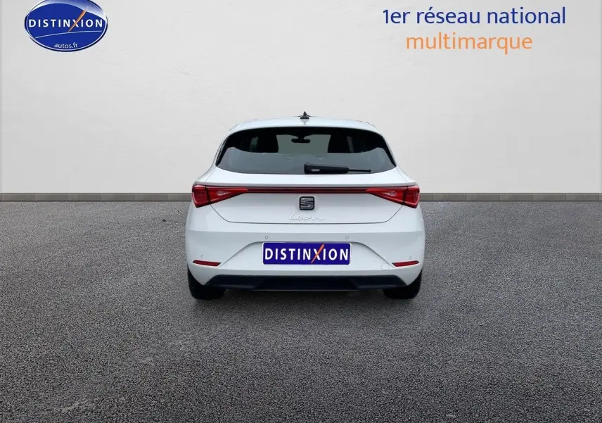 Vue arrière d'une SEAT Leon IV blanche 2024, mettant en valeur ses feux arrière LED et son design épuré.