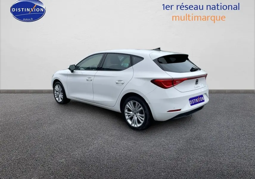SEAT Leon IV blanche vue 3/4 arrière côté gauche, avec feux arrière LED et jantes alliage.
