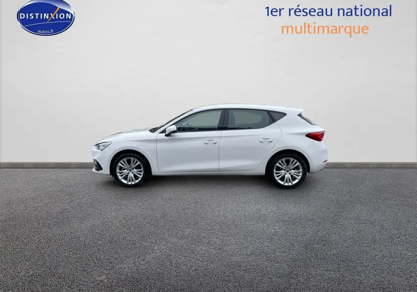 Vue de profil côté gauche d'une SEAT LEON blanche 2024, compacte et élégante, sur fond neutre extérieur.