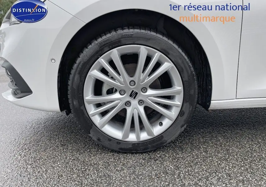 Gros plan sur la roue avant gauche blanche d'une SEAT LEON IV 1.5 ETSI 150CH BVA7 Speciale Edition 2024.