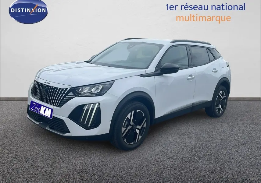 Peugeot 2008 blanc Okenite métal en 3/4 avant droit, avec jantes noires et détails noirs contrastants.