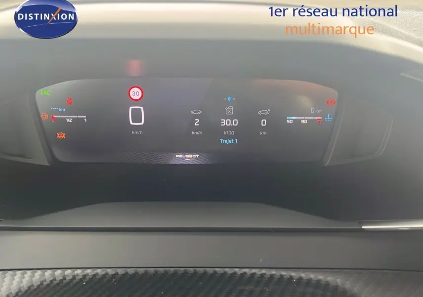 Tableau de bord numérique du Peugeot 2008 2025 affichant vitesse, consommation et alertes, ambiance intérieure moderne.