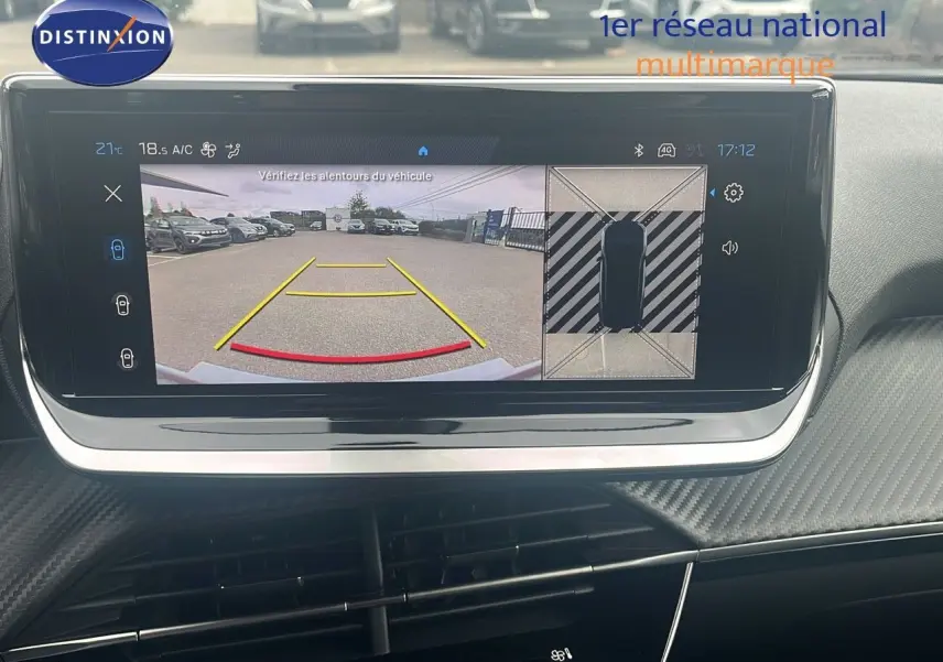 Écran multimédia affichant la caméra de recul et la vue 360° du Peugeot 2008 blanc Okenite métal, tableau de bord moderne.