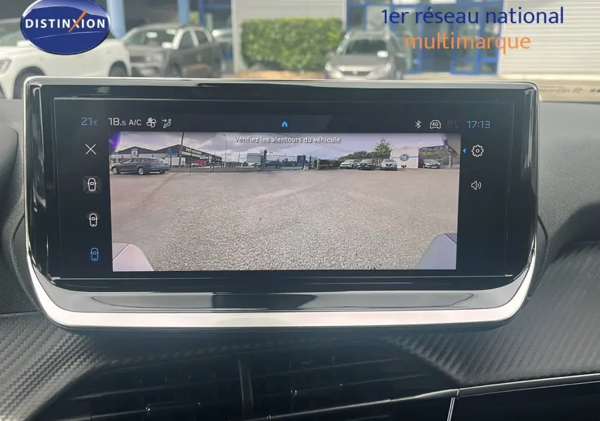 Écran intérieur affichant la caméra de recul du Peugeot 2008 blanc Okenite, vue depuis le poste de conduite.