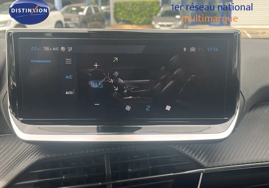 Écran tactile du tableau de bord du Peugeot 2008 2025 montrant les réglages de climatisation intérieure.