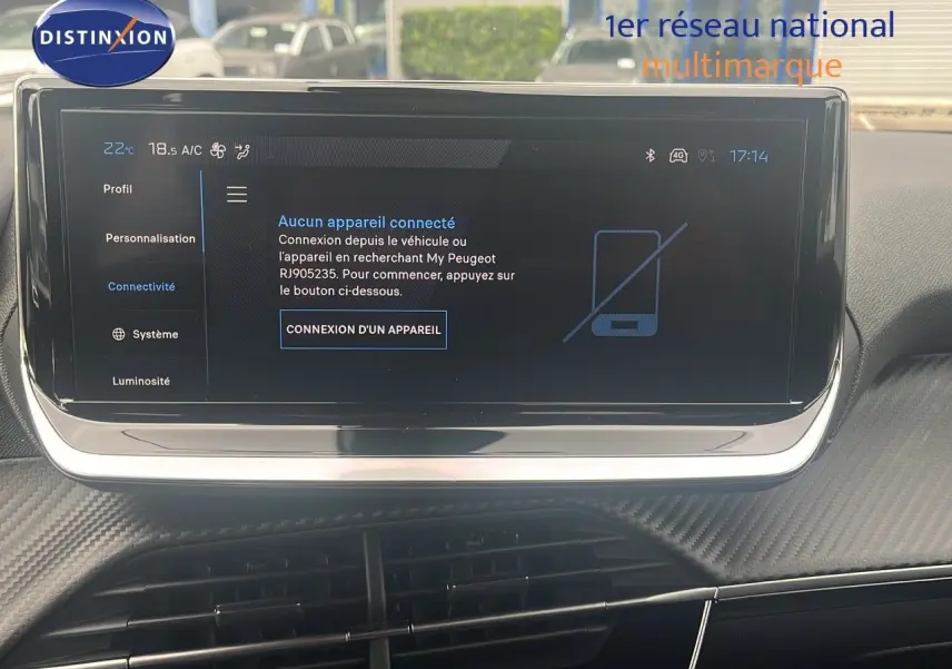 Écran tactile central du tableau de bord du Peugeot 2008 2025, affichant le menu de connexion Bluetooth.