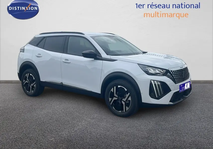 Peugeot 2008 blanc Okenite métal en vue 3/4 avant droit avec jantes noires et toit noir contrasté.