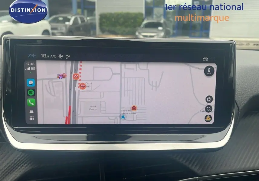 Vue rapprochée de l'écran tactile central du Peugeot 2008 blanc Okenite Metal affichant la navigation GPS.