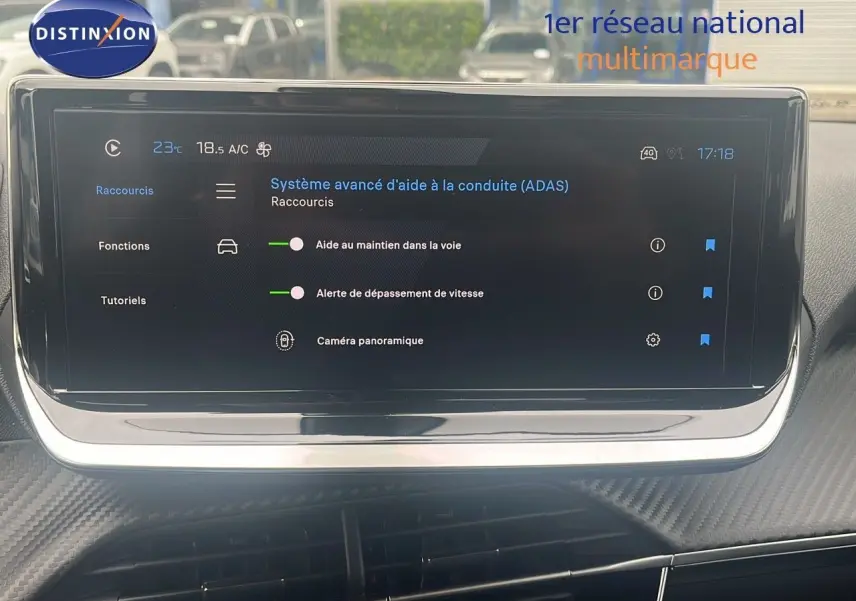 Écran tactile central du Peugeot 2008 blanc, affichant les options avancées d’aide à la conduite.