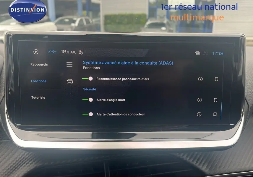 Écran tactile du système d'aide à la conduite dans l'habitacle du Peugeot 2008 blanc, affichant les options ADAS.
