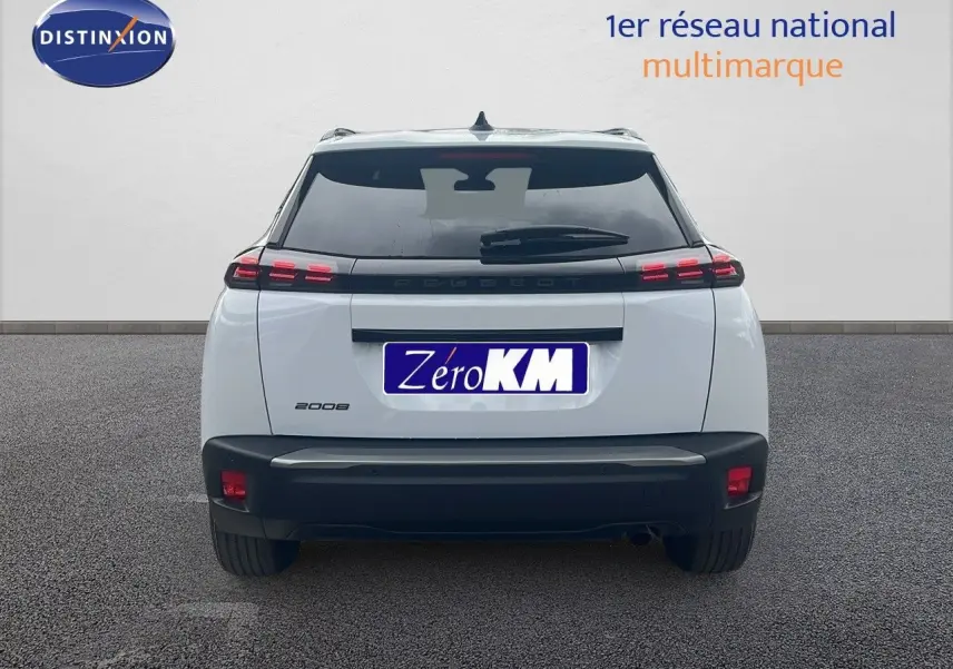 Vue arrière d'un Peugeot 2008 blanc Okenite Metal avec feux LED distinctifs et lunette arrière teintée.