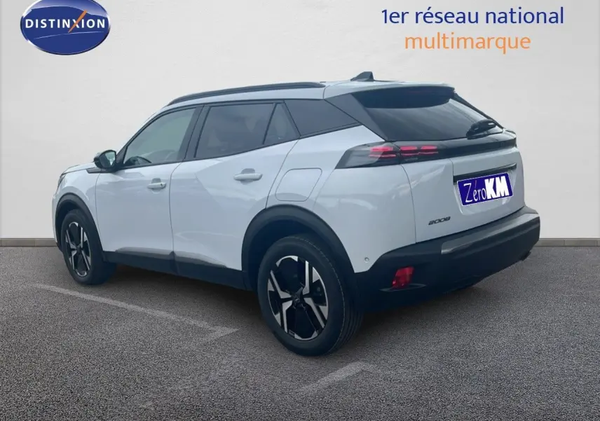 Peugeot 2008 blanc Okenite métal vu en 3/4 arrière droit avec toit noir et jantes bi-ton distinctives.