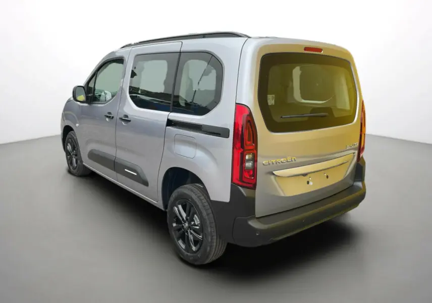 Vue 3/4 arrière droite du Citroën Berlingo 2025 gris artense avec vitres teintées et jantes noires.