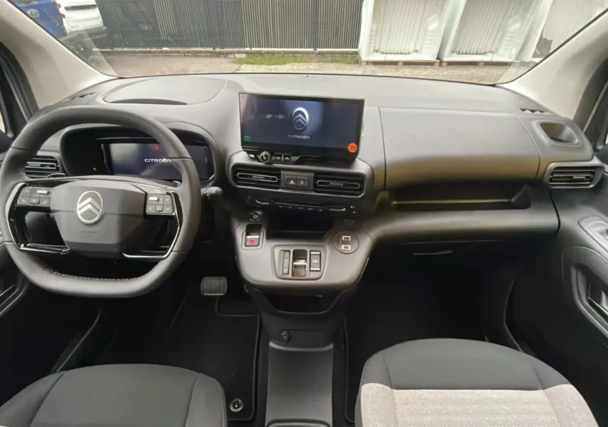 Intérieur du Citroën Berlingo 2025 BlueHDi 130 EAT8 Max, vue frontale sur tableau de bord et volant noir.