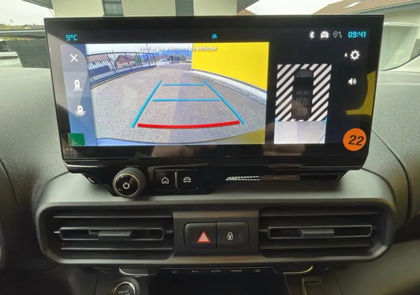 Écran tactile du tableau de bord du Citroën Berlingo 2025 affichant la caméra de recul et l'aide au stationnement