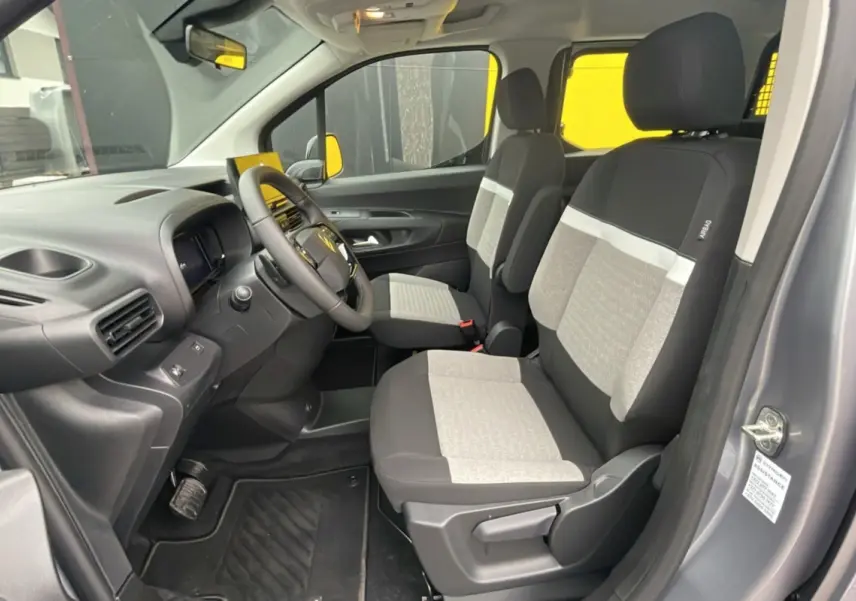 Intérieur avant du Citroën Berlingo BlueHDi 130 EAT8 Max 2025 en gris artense, sièges bicolores noir et gris clair.