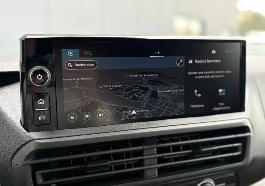 Écran tactile 10 pouces affichant la navigation 3D dans l'habitacle du Citroën Jumpy noir Perla.