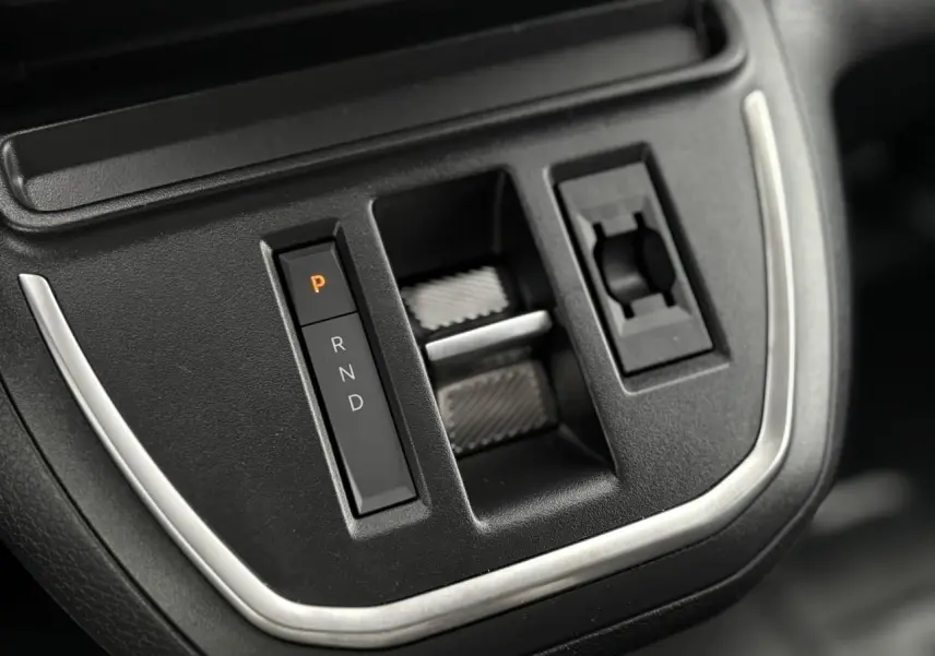 Gros plan sur la commande de boîte automatique noire du Citroën Jumpy M 2.0 BlueHDi 180 EAT8, avec indication P en orange.