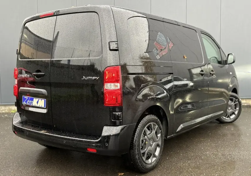 Vue 3/4 arrière droite du Citroën Jumpy noir Perla avec portes tôlées et jantes spécifiques Pack Look.