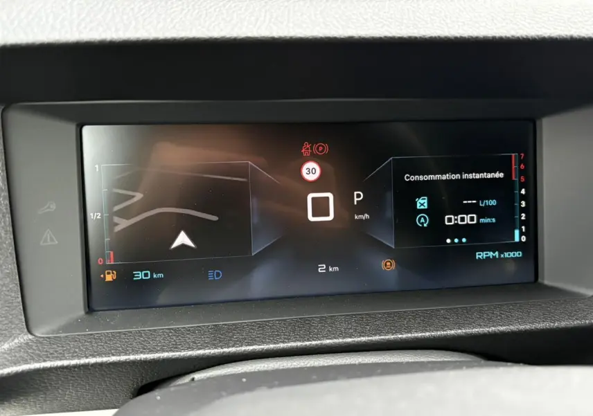 Tableau de bord numérique du Citroën Jumpy 2025 affichant la vitesse, la navigation et la consommation instantanée.