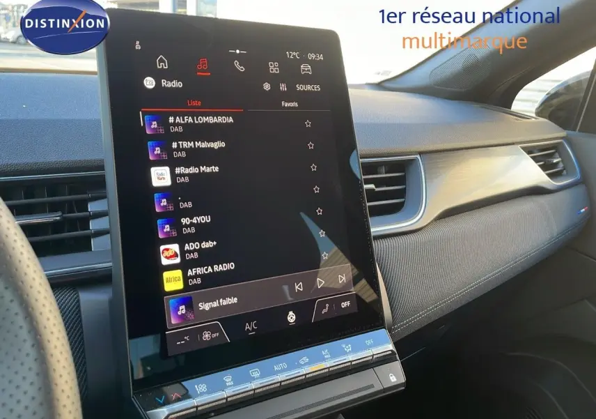 Vue intérieure du tableau de bord du Renault Captur E-Tech hybride 2025 avec écran tactile central et finition noire.