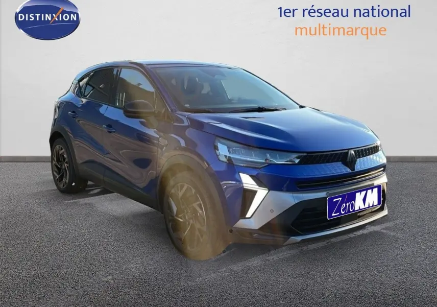 Renault Captur E-Tech hybride 2025 bleu Iron Metal avec toit noir, vu en 3/4 avant droit sur fond neutre.