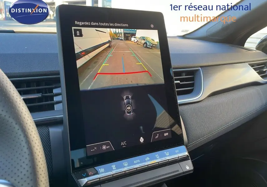 Intérieur du Renault Captur 2025 montrant l'écran tactile central avec caméra de recul et tableau de bord moderne.