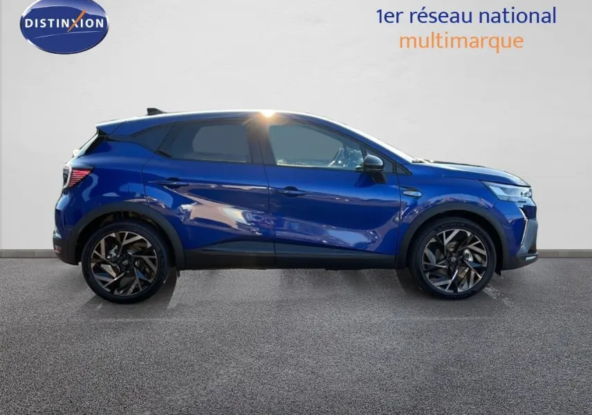 Profil côté gauche du Renault Captur E-Tech hybride 2025 en bleu Iron Metal avec toit noir et jantes noires.