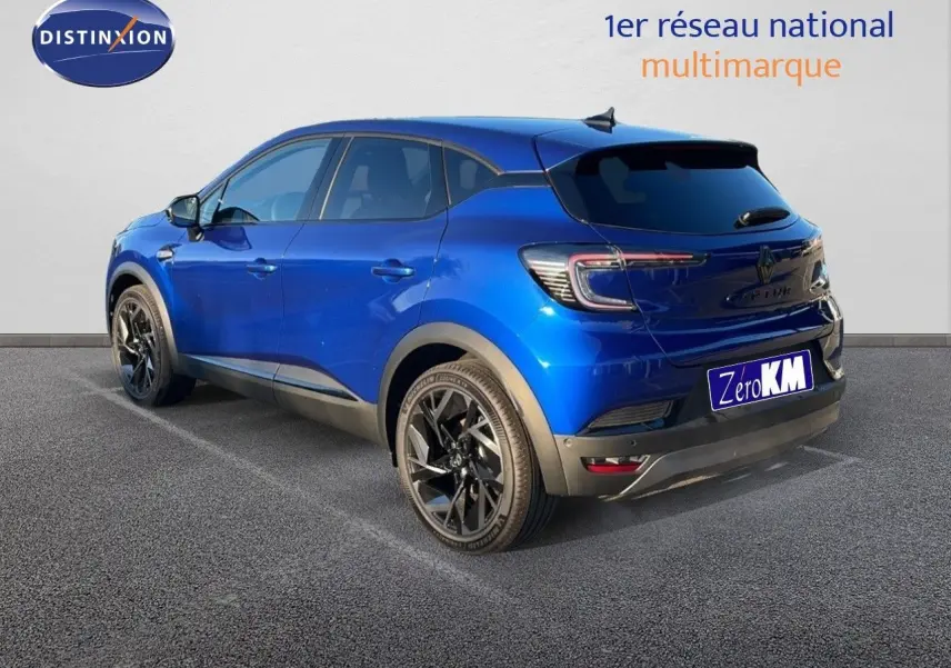 Vue 3/4 arrière droite du Renault Captur E-Tech hybride bleu Iron Metal avec toit noir et jantes noires.