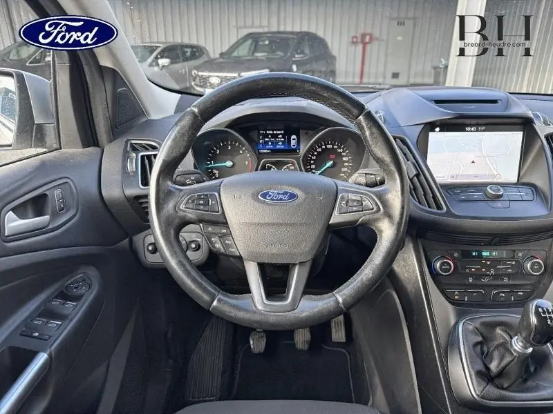 Vue intérieure centrée sur le volant cuir multifonction et tableau de bord du Ford Kuga gris lunaire 2017 diesel