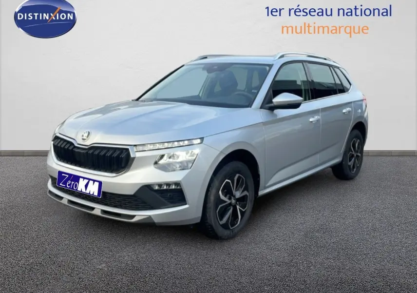 SKODA KAMIQ gris argent métal en 3/4 avant droit, avec jantes alliage et calandre noire distinctive.