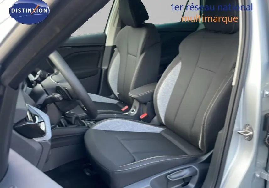 Intérieur du Skoda Kamiq 2025 en gris argent, vue côté gauche sur les sièges avant bi-matière tissu et cuir.