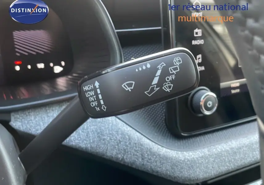 Le commodo d'essuie-glace en gros plan dans l'habitacle gris noir du Skoda Kamiq 2025 finition Selection