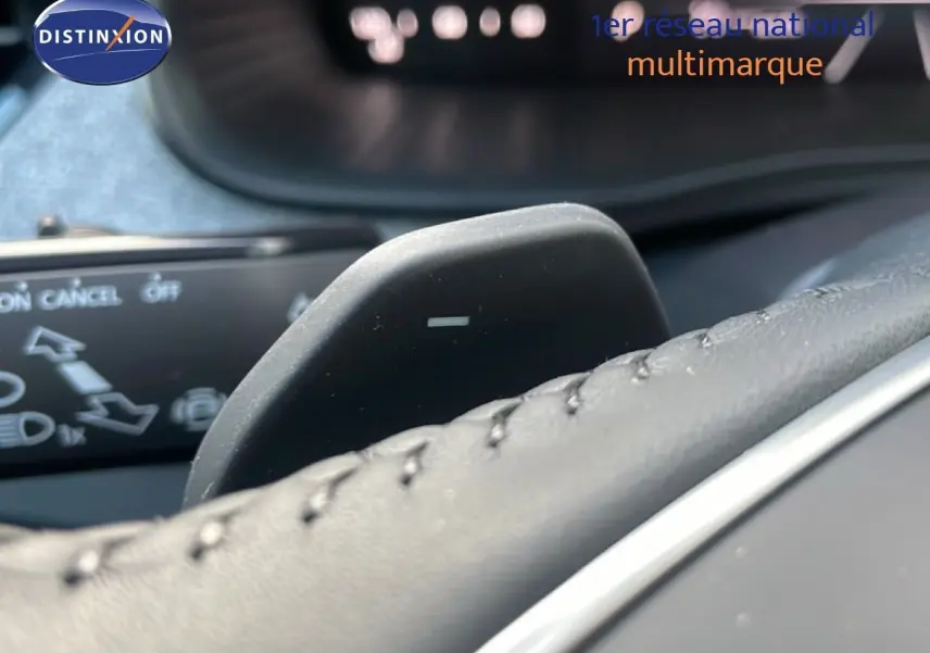 Gros plan sur la palette de changement de vitesse au volant en cuir noir d'un Skoda Kamiq gris argent 2025.