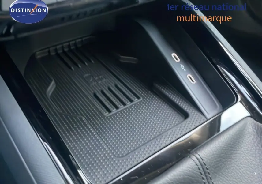 Plateau de recharge sans fil et ports USB-C dans la console centrale du Skoda Kamiq gris argent 2025.