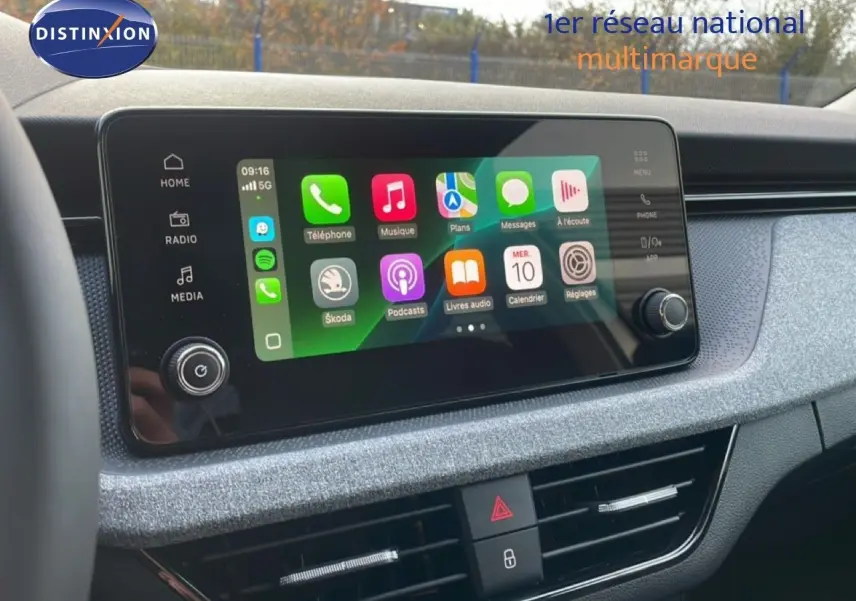 Écran tactile central affichant les applications connectées dans le tableau de bord gris du Skoda Kamiq 2025.