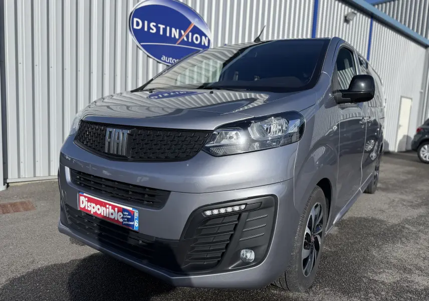 Vue 3/4 avant droit d’un FIAT Scudo cabine approfondie gris métallisé avec calandre noire et jantes bi-ton.