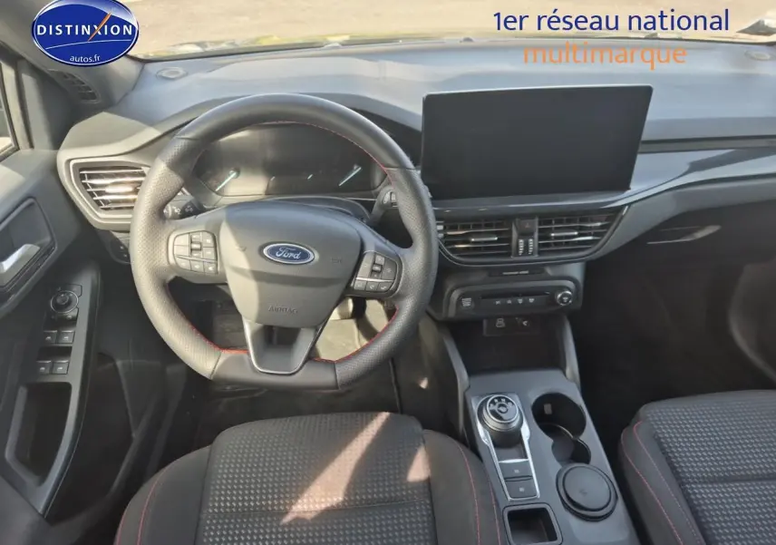 Vue intérieure avant de la Ford Focus 1.5 Ecoblue 115 ST-Line 2024 avec volant cuir perforé et écran tactile central.