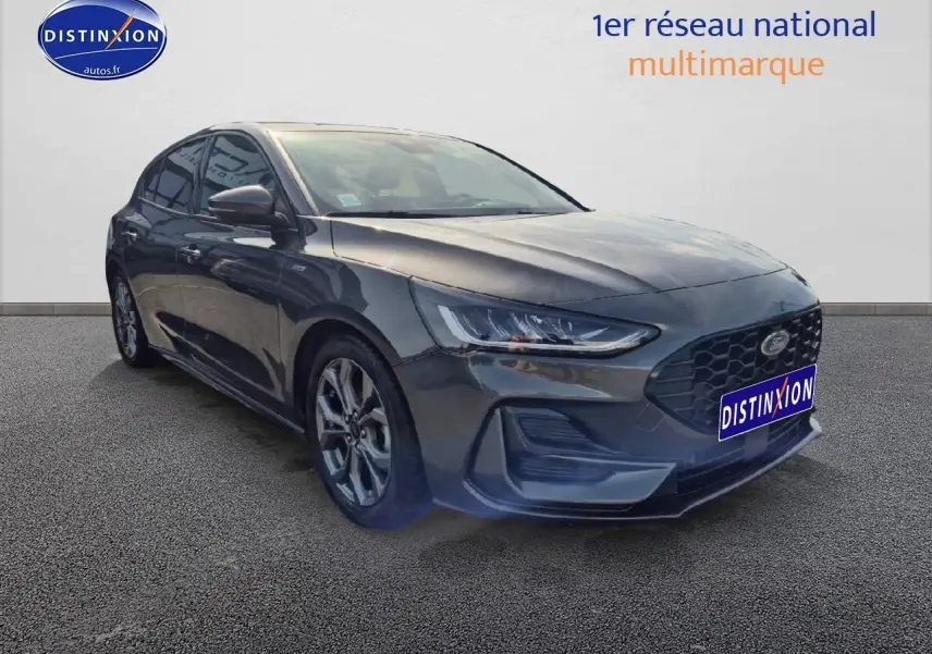 Ford Focus 2024 gris magnétique vue 3/4 avant droit avec calandre noire et jantes alliage visibles
