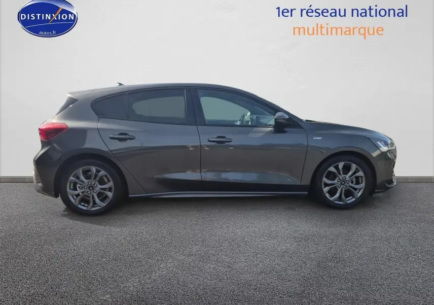 Profil côté gauche d'une Ford Focus 2024 gris magnétique avec jantes alliage et becquet arrière visible.