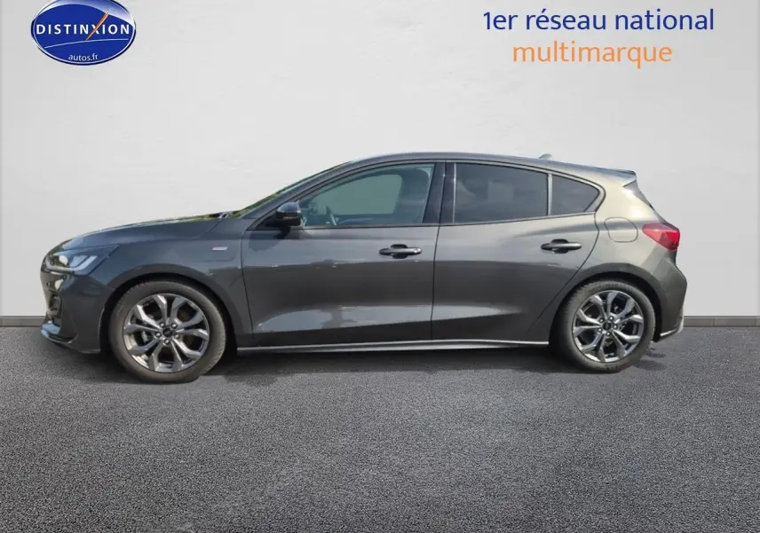 Profil côté gauche d'une Ford Focus 1.5 Ecoblue 115 ST-Line gris magnétique avec jantes alliage et vitres surteintées.