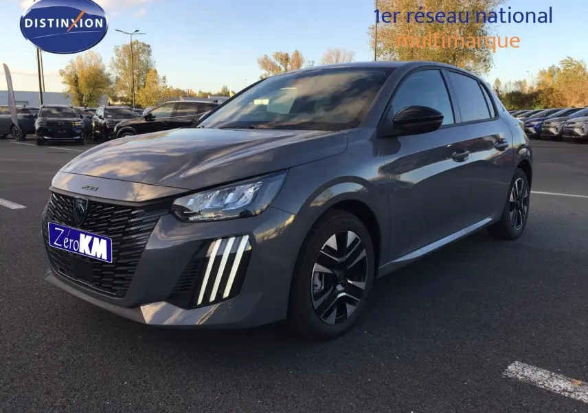 PEUGEOT 208 gris selenium métal vue 3/4 avant droit avec phares LED et calandre noire distinctive.